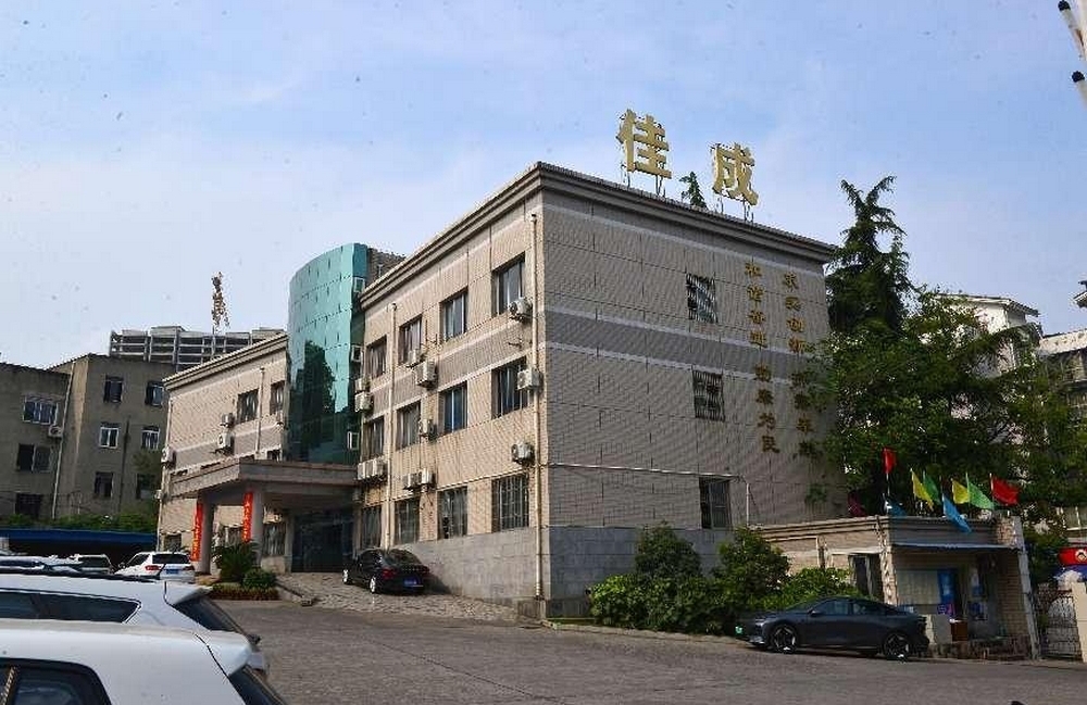 与绵阳银河集团9873cm建设有限公司签定《物业治理委托合同》